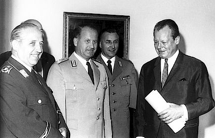 Der BundeswehrVerband wird im Juli 1970 vom neuen Bundeskanzler Willy Brandt im Palais Schaumburg empfangen.