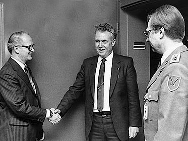 Zu Gesprächen im Bundesverteidigungsministerium: Minister Hans Apel (M.) begrüßt den Bundesvorsitzenden des DBwV, Heinz Volland (l.) und seinen Stellvertreter Manfred Grodzki (r.).
