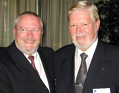 Bernhard Gertz (l.) mit Jens Rotbøll, der sich als langjähriger Präsident von EUROMIL verabschiedet