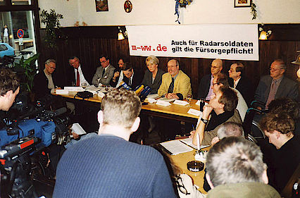 Die Radaropfer, der DBwV und die CDU-Abgeordnete Ursula Lietz fordern auf einer gemeinsamen Pressekonferenz die Umkehr der Beweislast und die zügige Bearbeitung des Verfahrens.