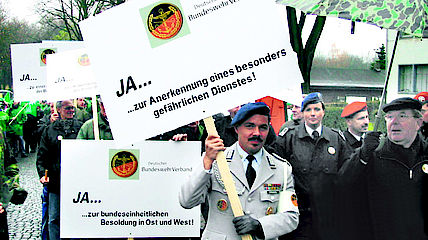Friedlich, aber zielgerichtet, demonstrierten Soldatinnen und Soldaten gegen weitere soziale Einschnitte beim SPD-Bundesparteitag.