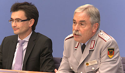 Oberst Kirsch (r.) und Professor Strohmeier stellen die Ergebnisse der Zielgruppenbefragung vor.