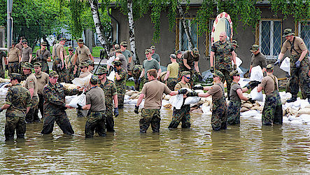 20.000 Soldaten und Reservisten beteiligten sich am Kampf gegen das Hochwasser. Foto: DBwV/Bombeke