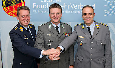 (v.l.): Hauptmann Andreas Steinmetz, Oberstleutnant André Wüstner und Oberstabsfeldwebel Jürgen Görlich. Foto: DBwV
