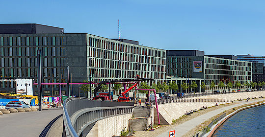 Außenansicht des Forschungsministeriums in Berlin, in dem auch die Berliner Geschäftsstelle des Deutschen BundeswehrVerbands zu finden ist DBwV/ Willem gr. Darrelmann