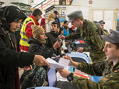 Bundeswehrsoldaten helfen bei der Registrierung. Foto: Bundeswehr