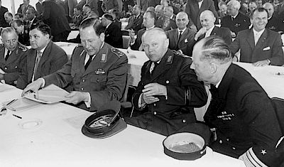 Auf der zweiten Hauptversammlung am 10./11. Juni 1958 ist Verteidigungsminister Franz-Josef Strauss (2.v.l.) aufmerksamer Zuhörer und Beobachter.