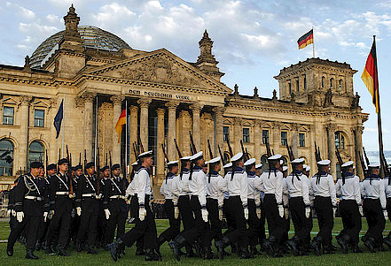 Feierliches Gelöbnis am 2. Juli 2008 vor dem Bundestag. Vor dem Termin hatte es einige Unstimmigkeiten gegeben. Foto: dpa