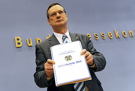 Hellmut Könighaus präsentiert in der Bundespressekonferenz seinen Bericht. Foto: dpa