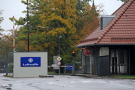 Unter den Standorten, die dem Rotstift zum Opfer fallen, gehört auch der traditionsreiche Fliegerhorst Fürstenfeldbruck. Foto: dpa