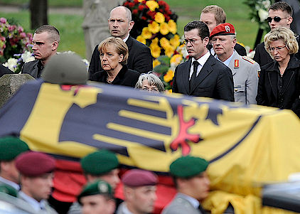 Wieder wird in Deutschland um gefallene Soldaten getrauert. Der April 2010 ist ein besonders mörderischer Monat für die Bundeswehr. Foto: dpa