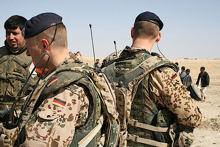 Soldaten im Afghanistan-Einsatz: Durch das Einsatzweiterverwendungsgesetz sind sie im Fall der Fälle bessergestellt. Foto: IMZ Bw