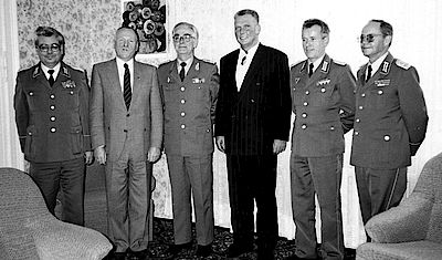 Die Mauern sind gefallen: Oberst Wenzel und Hauptmann Michels zu Besuch im DDR-Verteidigungsministerium.