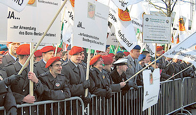 Soldaten und Polizisten demonstrierten vor dem Parteitag der Christdemokraten.
