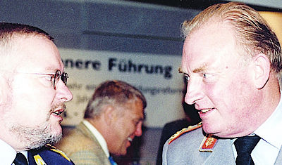 Auch Generalleutnant Hans-Peter von Kirchbach (Bild rechts im Gespräch mit dem DBwV-Bundesvorsitzenden Oberst Gertz) bezog Stellung. 