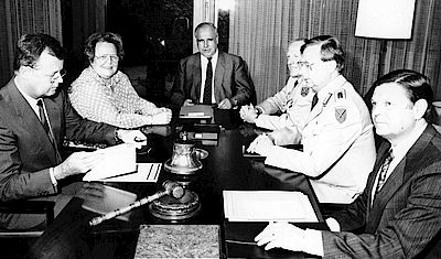 Agnes Hürland-Büning begleitete Bundeskanzler Helmut Kohl (Mitte) im Juni 1987 zu einem aktuellen Gespräch mit dem Bundesvorstand. Gesprochen wurde über die aktuellen Probleme der Soldaten.