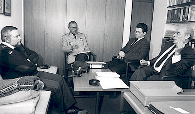 Ende Oktober 1990: Treffen der DBwV-Mandatsträger zum Soldatenbeteiligungsrecht. Bis zur letzten Sekunde wird darum gekämpft, den Entwurf im Parlament zu Fall zu bringen, falls nicht noch wesentliche Verbesserungen erreicht werden könnten.