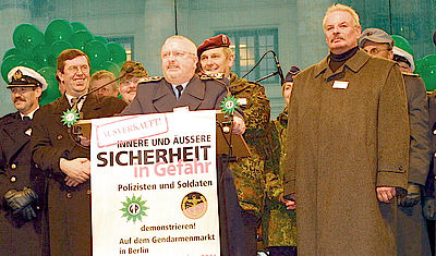 Oberst Bernhard Gertz: "Hilferuf und Warnung zugleich."
