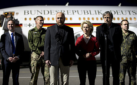 Nach seiner Freilassung gibt Oberst Axel Schneider (3.v.l.) in Berlin im Beisein von Verteidigungsministerin Ursula von der Leyen sowie ihrer dänischen und tschechischen Amtskollegen eine Presseerklärung ab. Foto: dpa