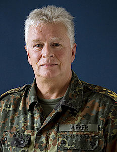 Volker Wieker wird neuer Generalinspekteur und tritt die Nachfolge von Wolfgang Schneiderhan an. Foto: ddp